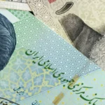 أوراق نقدية من الريال الإيراني في خبر اقتصاد إيران تحت الحصار الأمريكي